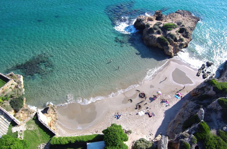 Vista aérea de la una cala de la playa de Tamarit situada al lado del jardín del castillo